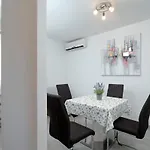 Ena *